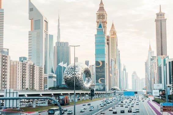 Die Sheikh Zayed Road, eine von Dubais bekanntesten Durchgangsstraßen.