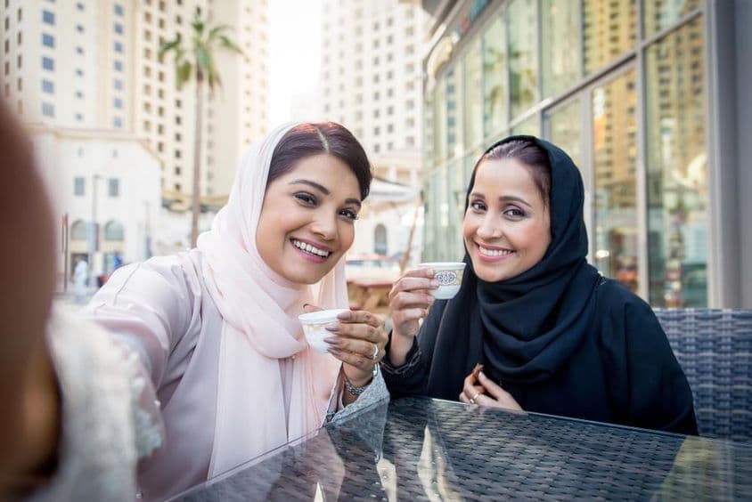 Arabische Frauen genießen Kaffee im Freien in Dubai.