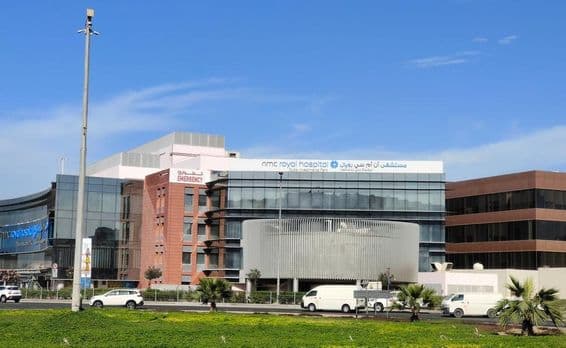 Außenfassade des NMC Royal Hospital.