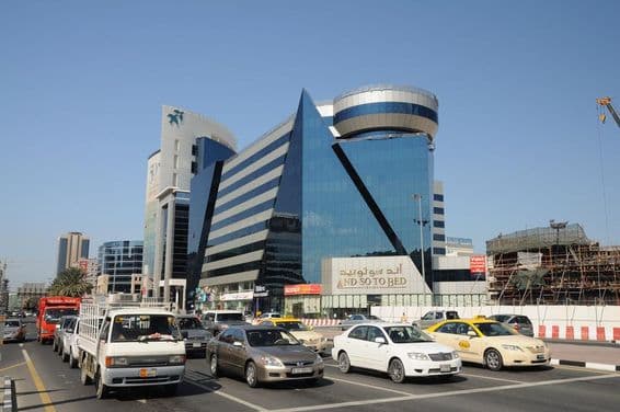 Straßenansicht im modernen Stadtgebiet von Dubai.