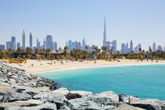 La Mer Strand mit einer Kulisse aus der Skyline von Dubai, Vereinigte Arabische Emirate.
