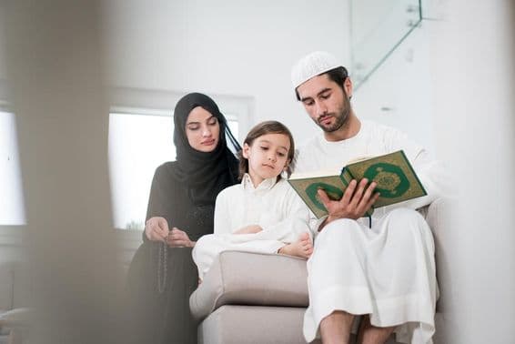 Junge Eltern und ein kleiner Junge lesen aus einem Buch.