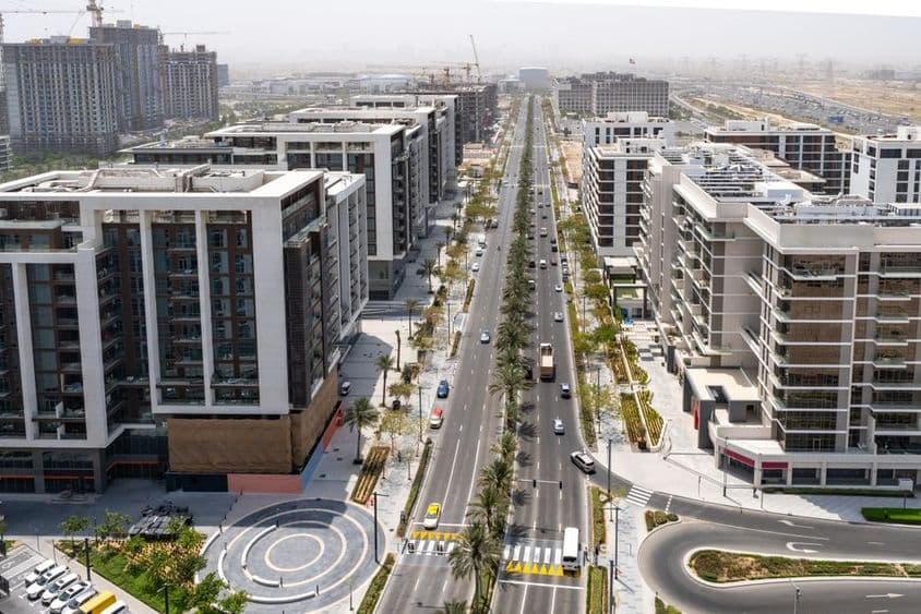 Dubai Hills Estate: Gebäude mit Hills Park und Straßen.