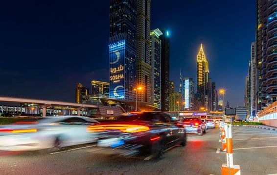 Nachtaufnahme, Sheikh Zayed Road, Dubai.