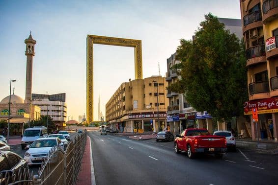Der alte Al Karama Bezirk mit dem hoch aufragenden Dubai Frame.