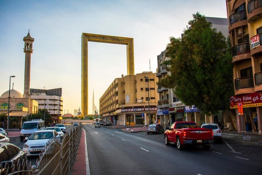 Der alte Al Karama Bezirk mit dem hoch aufragenden Dubai Frame.