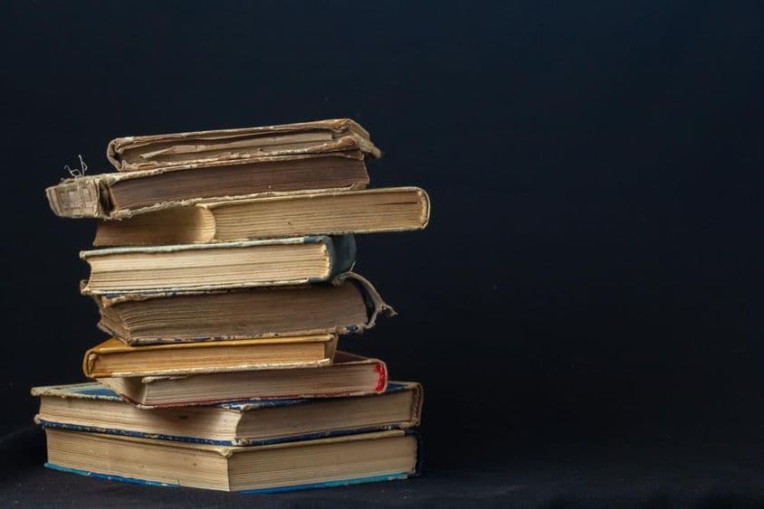 Ein Stapel alter Hardcover-Bücher.