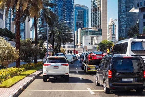 Autos auf den Straßen Dubais.