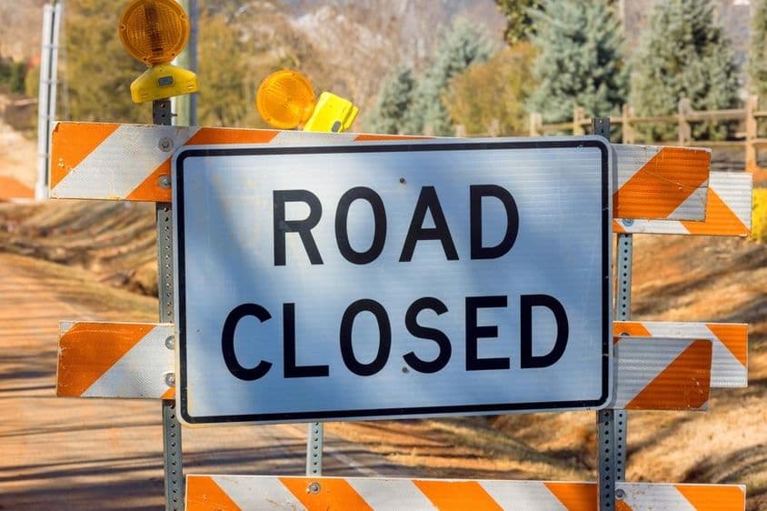 Schild mit Hinweis auf Straßensperrung.