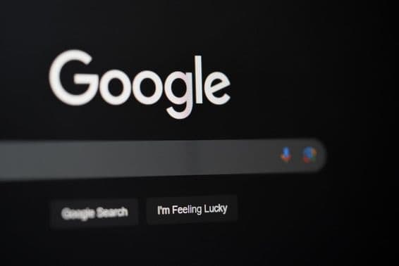 Google-Suche auf einem Computerbildschirm in Dubai.