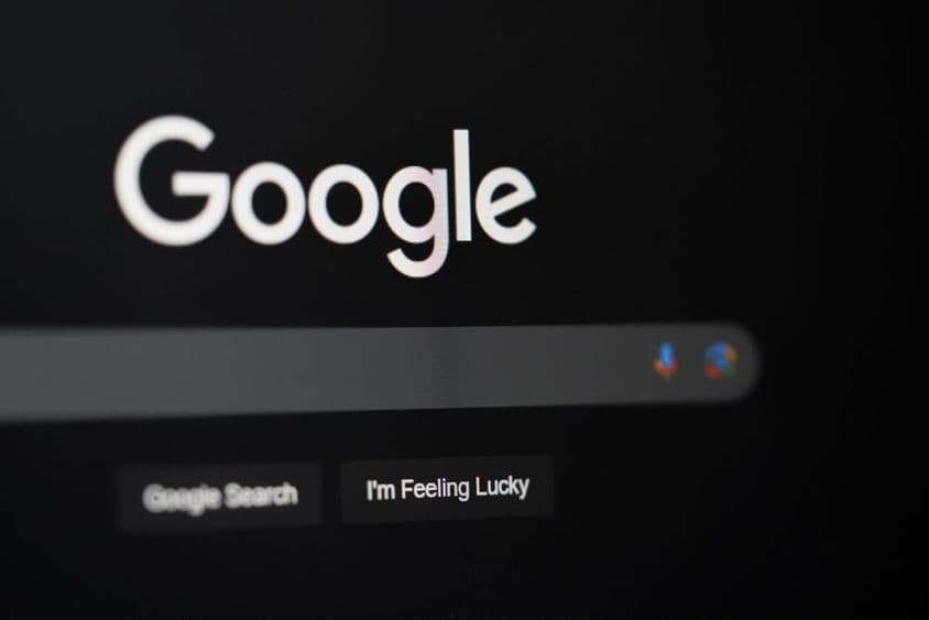 Google-Suche auf einem Computerbildschirm in Dubai.