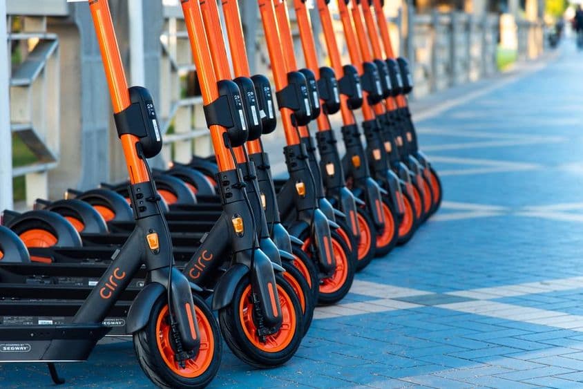 E-Scooter-Verleih am Uferweg in Abu Dhabi.