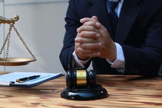 Der Anwalt gibt rechtlichen Rat.