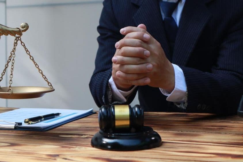 Der Anwalt gibt rechtlichen Rat.