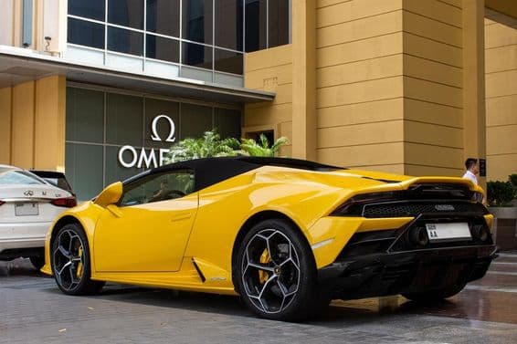 Gelber Lamborghini Huracán EVO Spyder geparkt im Dubai Mall.