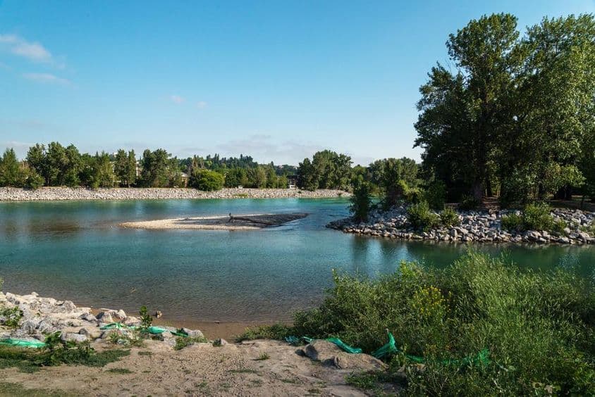 Das Ufer des Bow River in Calgary, Alberta, Kanada.
