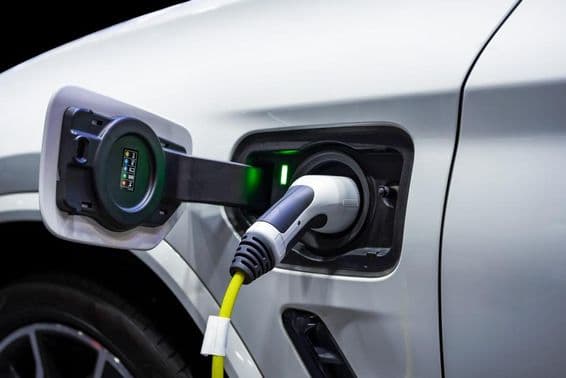 Stromkabel angeschlossen an ein Elektrofahrzeug.