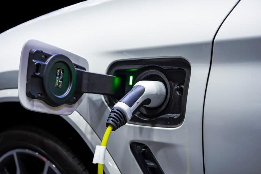 Stromkabel angeschlossen an ein Elektrofahrzeug.