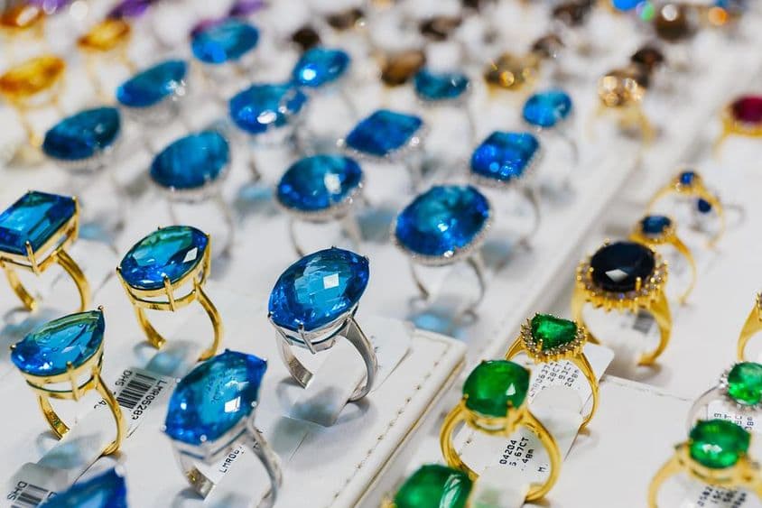Mit Edelsteinen verzierte Ringe auf dem Dubai Goldmarkt.