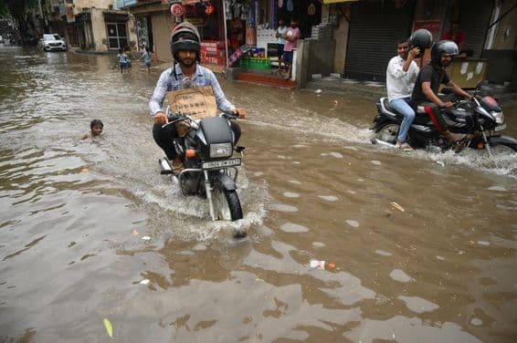 Starke Regenfälle und wasserähnliche Überschwemmung in Indien.