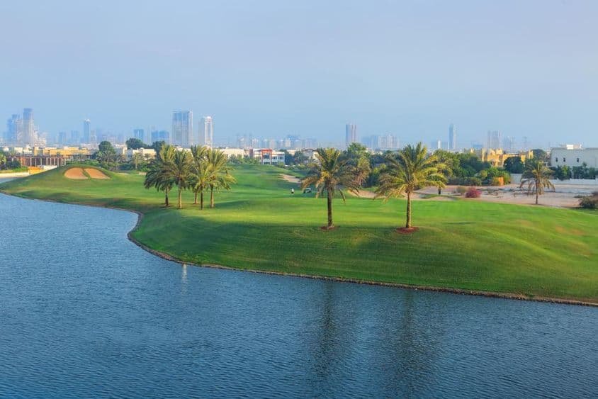 Panoramablick auf einen Golfplatz in Emirates Hills, Dubai.