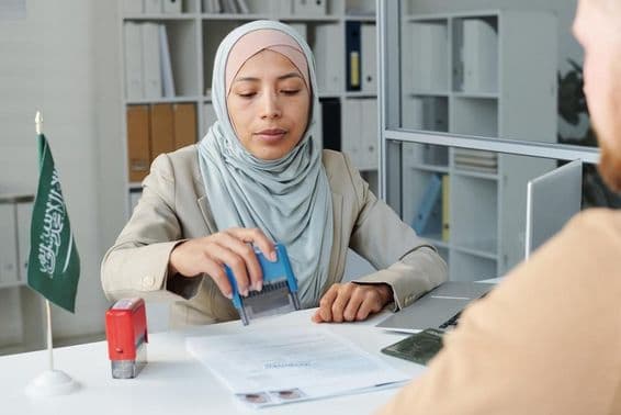 Moderner Konsularbeamter beim Stempeln.