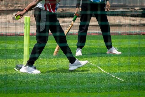 Action aus einem Frauen-Cricketspiel.