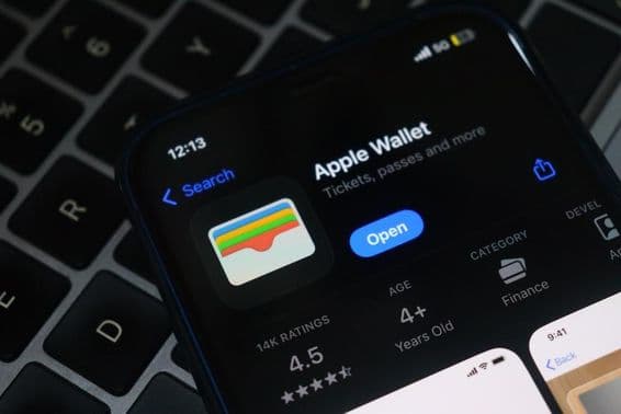 Apple Wallet auf iPhone-Bildschirm.