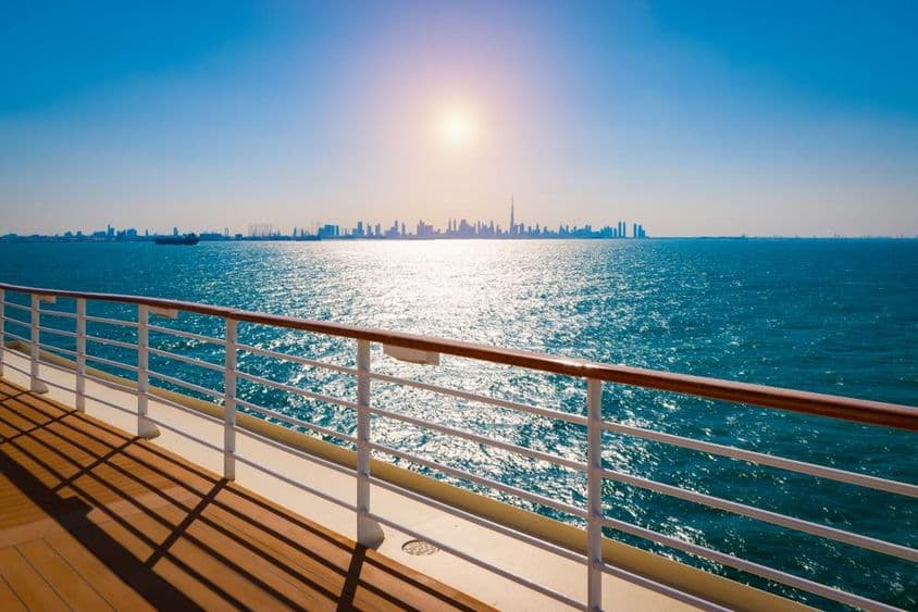 Blick auf die Skyline von Dubai von einem Kreuzfahrtschiff aus.