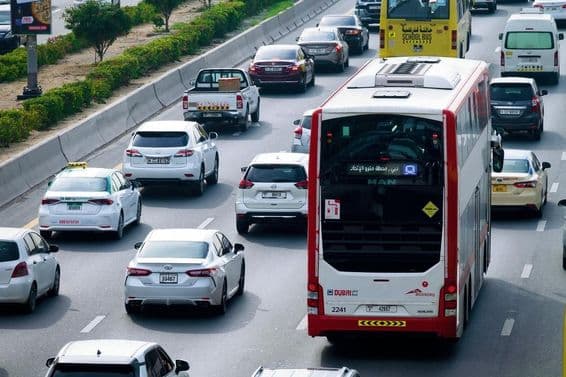 Doppeldeckerbus und Tagesverkehr auf Stadtstraßen.