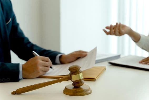 Im Anwaltsbüro werden juristische Dokumente für das Unternehmen vorbereitet.