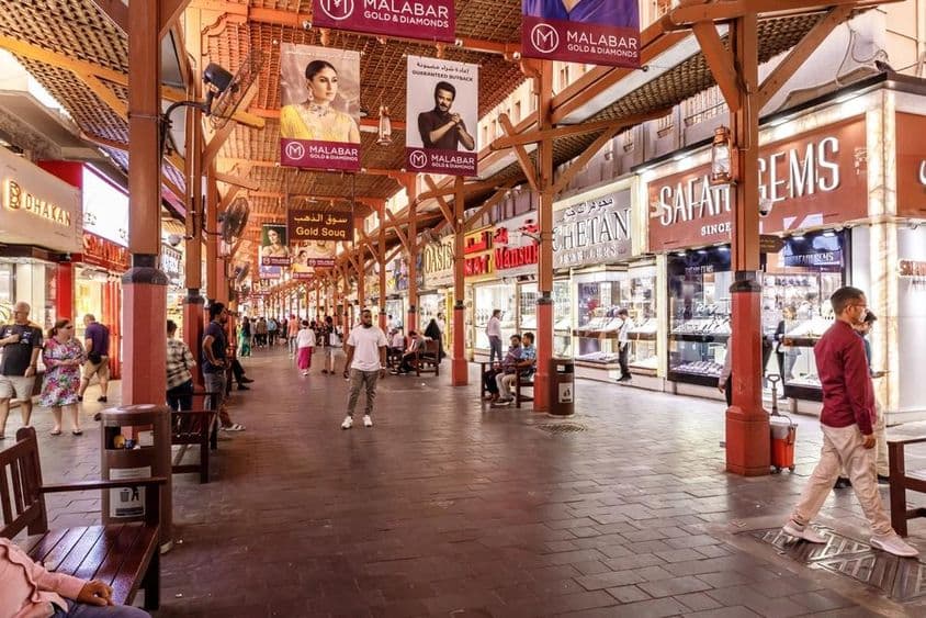 Straße voller Goldgeschäfte im Gold-Souk, Dubai.