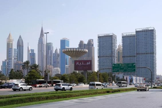 Panorama von Dubais Wolkenkratzern vom Straßenrand aus gesehen.
