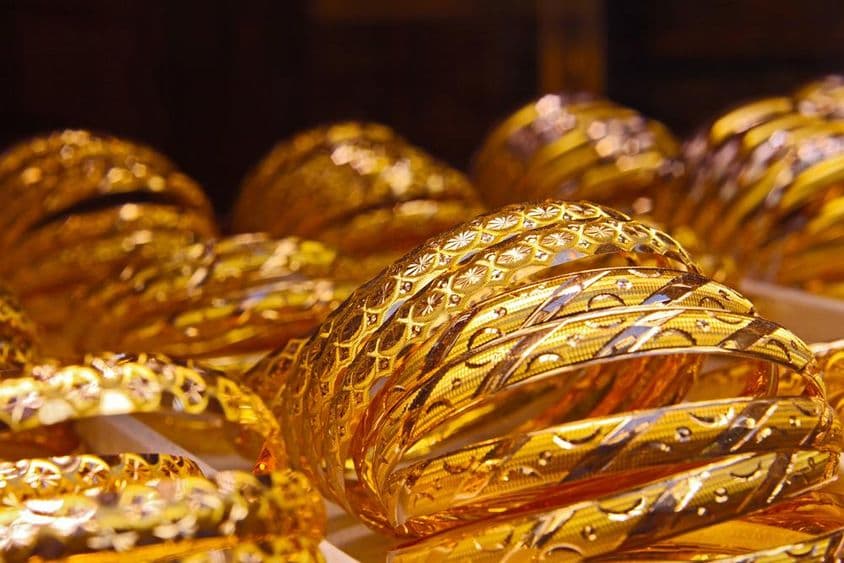 Auslage eines Goldschmuckladens.