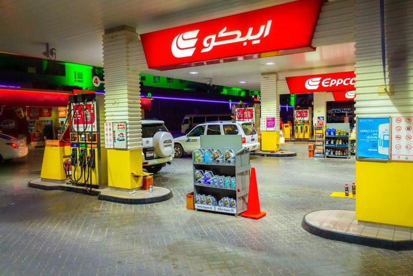 Eppco City Tankstelle in Dubai bei Nacht.