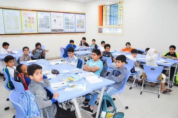 Ein Klassenzimmer mit einer Gruppe arabischer Schüler beim Lernen.