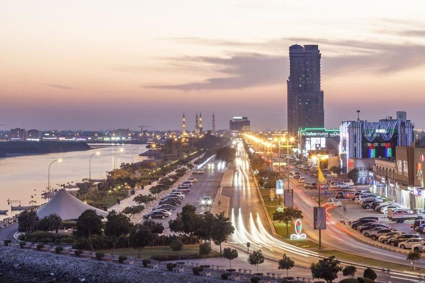 Ras al Khaimah Bach und die Corniche beleuchtet in der Nacht.