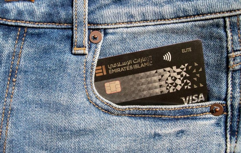 Emirates Islamic Bank Visa-Kreditkarte in der Vordertasche einer Jeans.