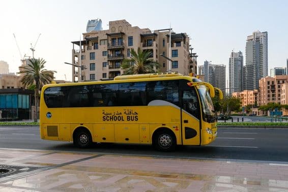 Dubai Schulbus im Stadtzentrum.