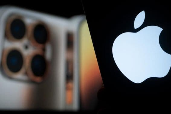 Präsentation des neuen iPhone 17 von Apple auf dem Bildschirm.