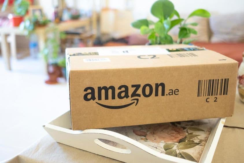 Ein auf einem Tisch liegendes, über Amazon online bestelltes Paket.