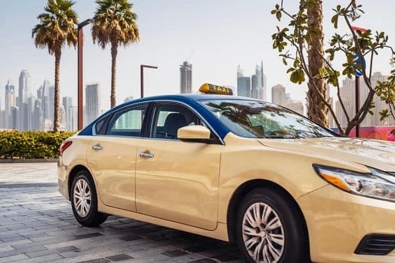 Taxi fährt eine Straße in Dubai entlang.