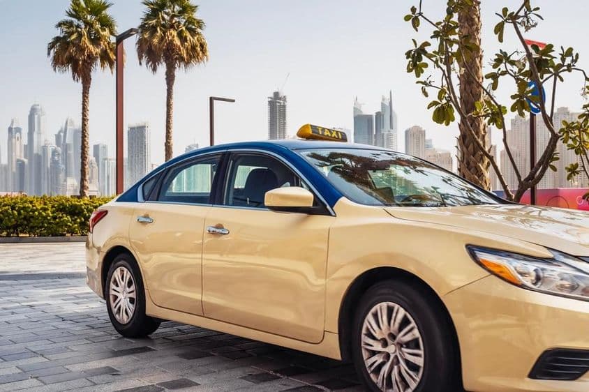 Taxi fährt eine Straße in Dubai entlang.