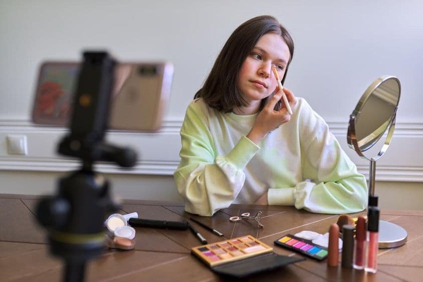 Teenager-Mädchen, Beauty-Bloggerin filmt ein Video für einen Blog-Kanal.