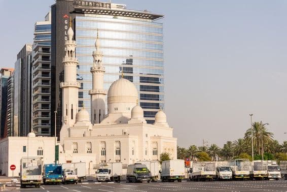 Parken vor der Al Yaqub Moschee in Dubai.