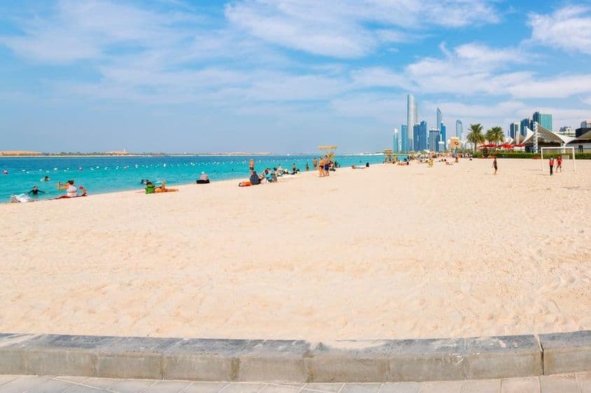 Der breite, sandige Corniche-Strand am Arabischen Golf.