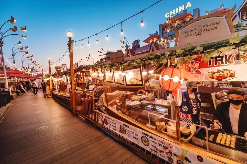 Traditionelle Thai-Küche in einem schwimmenden Restaurant mit Street Food im Global Village in Dubai.
