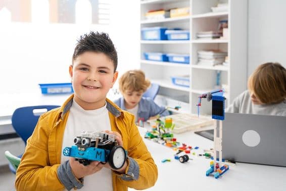 Kinder bauen und programmieren einen Roboter.