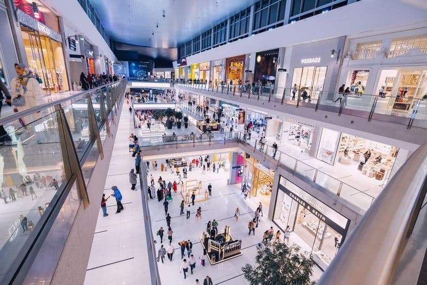 Innenansicht des Dubai Mall mit verschiedenen Geschäften und Besuchern.