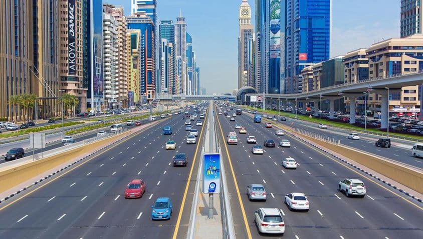 Vielbefahrene Sheikh Zayed Road in Dubai.